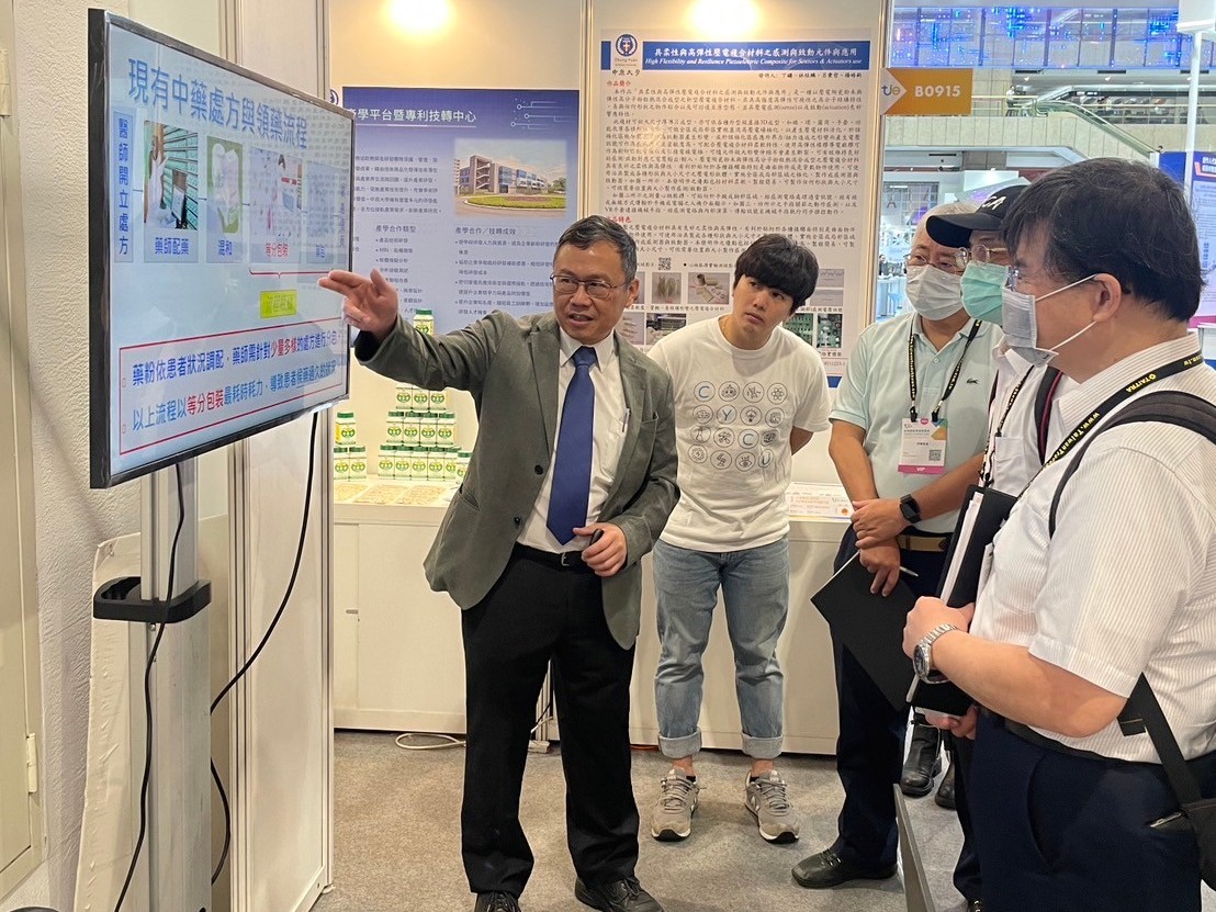 機械系黃信行教授現場簡報。 機械系黃信行教授現場簡報。